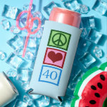 Peace Love 40 Cute Blue 40th Birthdayパーティー スリム缶クーラー<br><div class="desc">平和ラブフォーティセルツァーは涼しくできる。40歳のかわいらし誕生日パーティーのための平和のサイン、ハート、そして美しい青の40の数。</div>