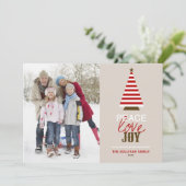 Peace Love and Joyクリスマスツリー赤い写真 シーズンカード (スタンド正面)