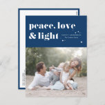 Peace Love and Light Navy Blue Hanukkah写真 シーズンポストカード<br><div class="desc">平和と愛と光。 | このカスタマイズ可能なハヌカー葉書で、家族や友人にハヌカー挨拶を送る。レトロなはっきりしたタイポグラフィ。この写真をカスタマイズするハヌカーはがきを追加して詳細。このカスタムハヌカーはがきは他の色やカードストックで利用可能。一致する項目も利用可能である。</div>