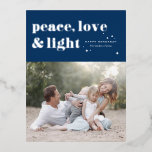 Peace Love and Light Navy Blue Hanukkah写真 箔シーズンポストカード<br><div class="desc">平和と愛と光。 | このカスタマイズ可能なハヌカー葉書で、家族や友人にハヌカー挨拶を送る。レトロなはっきりしたタイポグラフィ。この写真をカスタマイズするハヌカーはがきを追加して詳細。この銀箔ハヌカーはがきは他の色やカードストックで利用可能。一致する項目も利用可能である。</div>