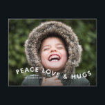 Peace Love Hugs Curvy写真 シーズンポストカード<br><div class="desc">Peace Love Hugs Curvy Photo Holiday Postagueで友達や家族にメリークリスマスをプレゼント。背面は郵便はがき、長い休暇メッセージのための部屋を持つ。</div>