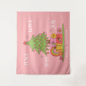 Peace, Love & Joy – ピンクのレトロクリスマスツリー タペストリー (正面)