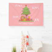 Peace, Love & Joy – ピンクのレトロクリスマスツリー 横断幕 (インサイチュ)