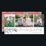 Peace Love Joy Familyフローラ3 Photo Collage シーズンカード<br><div class="desc">3枚のフォトコラージュとエレガント冬の花模様を使ったデザインで応援を広げ、ブラシスクリプトに「Peace Love Joy & Family」とモダン書き込む。</div>