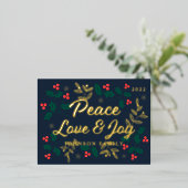 Peace Love & Joy Modern Red Holly Berries Foliage 箔シーズンポストカード (立ち正面)