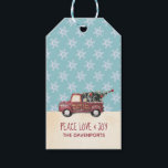 Peace Love & Joy with RedToy Truck Merry Christmas ギフトタグ<br><div class="desc">キュートなクリスマスプレゼントラベル。自分の名前でパーソナライズ。文字は言う：平和の愛と喜び。画像は赤で可愛い小さなトイのトラックでメリークリスマスの手を横に色彩の鮮やか金ゴールドのレタリングです。後ろ運に飾はクリスマスツリーだ背景には青と白のスノーフレーク模様がある。</div>