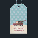 Peace Love & Joy with RedToy Truck Merry Christmas ギフトタグ<br><div class="desc">キュートなクリスマスプレゼントラベル。自分の名前でパーソナライズ。文字は言う：平和の愛と喜び。画像は赤で可愛い小さなトイのトラックでメリークリスマスの手を横に色彩の鮮やか金ゴールドのレタリングです。後ろ運に飾はクリスマスツリーだ背景には青と白のスノーフレーク模様がある。</div>