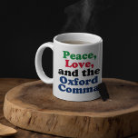 Peace Love Oxford Comma English Grammarユーモア コーヒーマグカップ<br><div class="desc">平和、愛、オックスフォードのカンマ。オックスフ笑わされるォードのカンマを適切に使用して句読点のマグ。この文法おもしろいジョークは英文学の先生や作家のヒットになるだろう。</div>