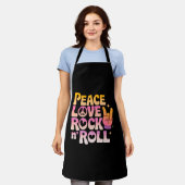 Peace Love Rock n Roll – 音楽 – インスパイアタイポグラフィ エプロン (着用した状態)