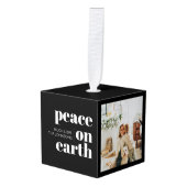 Peace On Earthブラックパーソナライズされたモダンクリスマス キューブオーナメント (正面アングル)