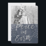 Peace on Earth Blue and Silver Waterカラー写真 シーズンカード<br><div class="desc">Peace on Earth Blue and Silver Waterカラークリスマスブラック&ホワイトフォトカード。写真と家族の名前は、インディゴと銀の平和の地球の水の色のクリスマスカードに置き換えることができる。</div>