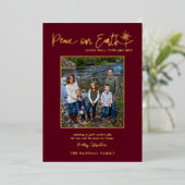Peace on Earth Burgundy Photo Christmas Elegant 箔シーズンカード (立ち正面)