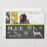 Peace on Earth Chalkboardホリデーフォトカード シーズンカード<br><div class="desc">白い文字で背景を見カッコいいせ読、前に「地球の平和」を、後ろに「世界への喜び」を見せ、雪片と白いシルエットの鹿とカラフルの木の光で名前と写真できる！このおもしろい、カラフルの休日の写真カードは持っている必要がある！</div>