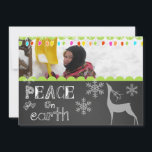 Peace on Earth Chalkboardホリデーフォトカード シーズンカード<br><div class="desc">白い文字で背景を見カッコいいせ読、前に「地球の平和」を、後ろに「世界への喜び」を見せ、雪片と白いシルエットの鹿とカラフルの木の光で名前と写真できる！このおもしろい、カラフルの休日の写真カードは持っている必要がある！</div>