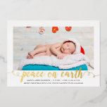 Peace on Earth Christmas Photo Birth Announcement 箔シーズンカード<br><div class="desc">金ゴールドシンプルフォイルエレガントの「地球の平和」と共に読のクリスマスの誕生発表。 ホイルのカラーオプションには、バラ金ゴールドと銀も含まれる。小さなハートのアクセントタイポグラフィに特別なtouchを追加。自分の写カスタマイズ真と文字で簡単!背面には明るい灰色の点のパターンが含まれている。デザインの要感じ求については、orabellaprints@outlook.comから自由に連絡を取って(Tracey)。</div>