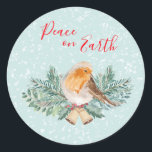 Peace on Earth Winter Robin Christian Christmas ラウンドシール<br><div class="desc">雪の日の冬のロビンを特徴とする美しい水彩色のデザイン。ホリーとクリスマスベルとモミの木の枝。赤いタイポグラフィ。</div>