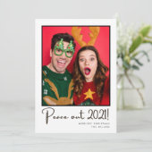 Peace Out 2021おもしろいカップル写真クリスマス シーズンカード (スタンド正面)