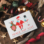 Peace Out 2021 Santa顔マスクオフ・クリスマス シーズンカード<br><div class="desc">2021年のおもしろいクリスマスと新年の休暇カードと祝コロナウイルスマスクと検疫の規定に近い終了である。レトロなサンタクロースが率いる漫画の雪だるまとトナカイカッコいいは、顔マスクをオフにし、おもしろい赤のタイポグラフィで「Peace Out 2020!」の上に立っている。「ピースアウト」のメッセージ、休暇中の挨拶(最初は「新年へのクリスマスと応援」に設定されている)、および自分の名前をカスタマイズできる。</div>