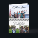 Peace Out 2023 What A Year 3 Photo Collage - BW シーズンカード<br><div class="desc">「Peace Out 2023」 「なんと一年！」平和のシンボルと輪郭のパターンで飾られた3つの写真無地のコラージュ。簡単にあなたの家族の名前の署名を追加する前面、メッセーユニークジ、閉じる署名と内部の署名。複合デザイン別休日ハートデザイン（権利留保）。テンプレートのプレースホルダ写真はUnsplashで提供。</div>