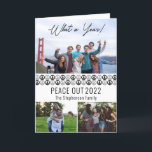 Peace Out 2023 What A Year 3 Photo Collage - BW シーズンカード<br><div class="desc">「Peace Out 2023」 「なんと一年！」平和のシンボルと輪郭のパターンで飾られた3つの写真無地のコラージュ。簡単にあなたの家族の名前の署名を追加する前面、メッセーユニークジ、閉じる署名と内部の署名。複合デザイン別休日ハートデザイン（権利留保）。テンプレートのプレースホルダ写真はUnsplashで提供。</div>