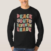 Peace Out Seventh Grade Daisy Groovy 1 Tシャツ (正面)