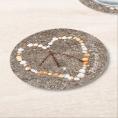 Peace Sign in Seashells Beachy Coastalのハート ラウンドペーパーコースター (アングル)