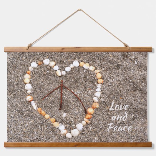 Peace Sign in Seashells on Sandyビーチ 吊り下げ型タペストリー (正面)