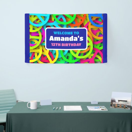 Peace Sign Pattern Groovy Sixties誕生日へようこそ 横断幕 (トレードショー)