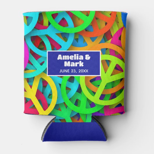 Peace Sign Pattern Groovy Sixties Vibe結婚's 缶クーラー (正面)