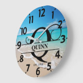 Peaceful Beach Front Q Monogram ラージ壁時計 (傾斜)
