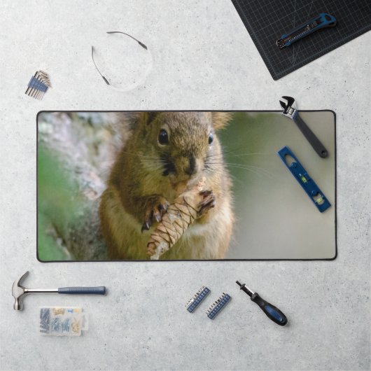 Peaceful Brown Squirrel in the Wild デスクマット (ワークステーション)