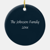 Peaceful Cabin in Winter Forest セラミックオーナメント (裏面)