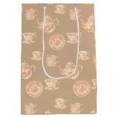 Peach White Ecru Chinoiserie Teapots Cups ミディアムペーパーバッグ (裏面)