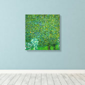 Pearツリーの下のGustavクリムトバラ キャンバスプリント (インサイチュ (ウッドフロア))