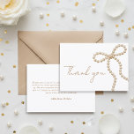 Pearl Bow Chic She's Tying the Knot Bridal Shower  サンキューカード<br><div class="desc">Express your gratitude in style with this chic pearl bow “She’s Tying the Knot” bridal shower thank you card, featuring a delicate bow motif and elegant, modern typography for a soft romantic finish. The timeless pearl bow design complements coquette, feminine, and classy bridal shower themes while creating a polished and...</div>