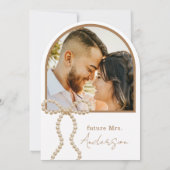 Pearl Bow She's Tying the Knot Arch Bridal Shower 招待状 (裏面)