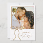 Pearl Bow She's Tying the Knot Bridal Shower Photo 招待状 (裏面)