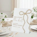 Pearl Bow She's Tying the Knot Bridal Shower Sign 台座サイン<br><div class="desc">Add a charming and elegant touch to your celebration with these pearl bow “She’s Tying the Knot” bridal shower mini candle favors, featuring a delicate bow motif and refined, modern typography for a soft romantic aesthetic. Perfect as memorable keepsakes for guests, these mini candle favors complement coquette, feminine, and classy...</div>