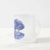 Pearl inside an ocean seashell フロストグラスマグカップ (正面右)