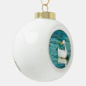 Pekinの白いアヒル-反射の自然の写真 セラミックボールオーナメント (左)