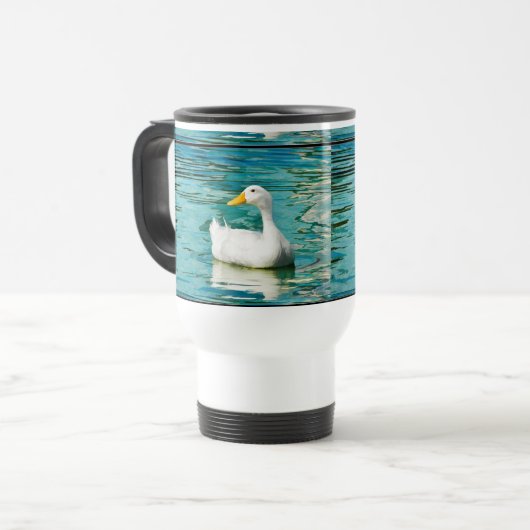 Pekinの白いアヒル-反射の自然の写真 トラベルマグ (正面左)