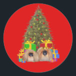 Pekingese at the Tree ラウンドシール<br><div class="desc">Pekingese Christmas</div>