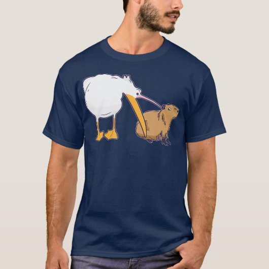 Pelican Tries to Eat Capybara Funny Cute Kawaii Tシャツ (正面)