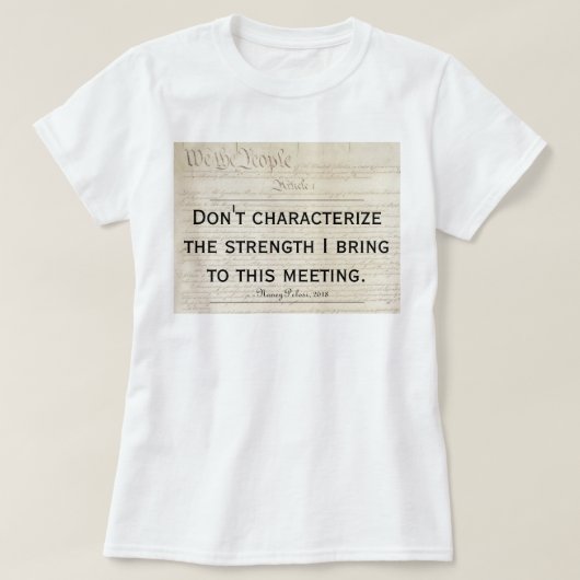 Pelosi引用文が私の強さを特徴付けない Tシャツ (デザイン正面)
