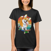 Pembroke Welsh Corgi Skateboarding Dog  Skateboard Tシャツ (正面)