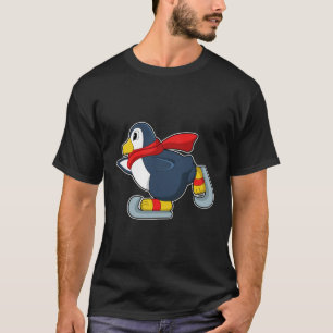 Penguin at Iceスケートで滑るwith Ice skates.PNG Tシャツ