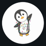 Penguin Christmas Snow Winter Animals Penguins ラウンドシール<br><div class="desc">The penguin for Christmas with fairy lights. Funny animals with gifts and snow for the holidays. Also funny for Christmas in July. Penguins are cute animals and perfect for Christmas.</div>