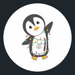 Penguin Christmas Snow Winter Animals Penguins ラウンドシール<br><div class="desc">The penguin for Christmas with fairy lights. Funny animals with gifts and snow for the holidays. Also funny for Christmas in July. Penguins are cute animals and perfect for Christmas.</div>