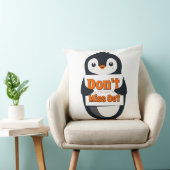 Penguin Don't Miss Out Throw Pillow クッション (椅子)