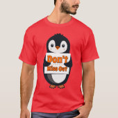Penguin Don't Miss Out Throw Pillow Tシャツ (正面)